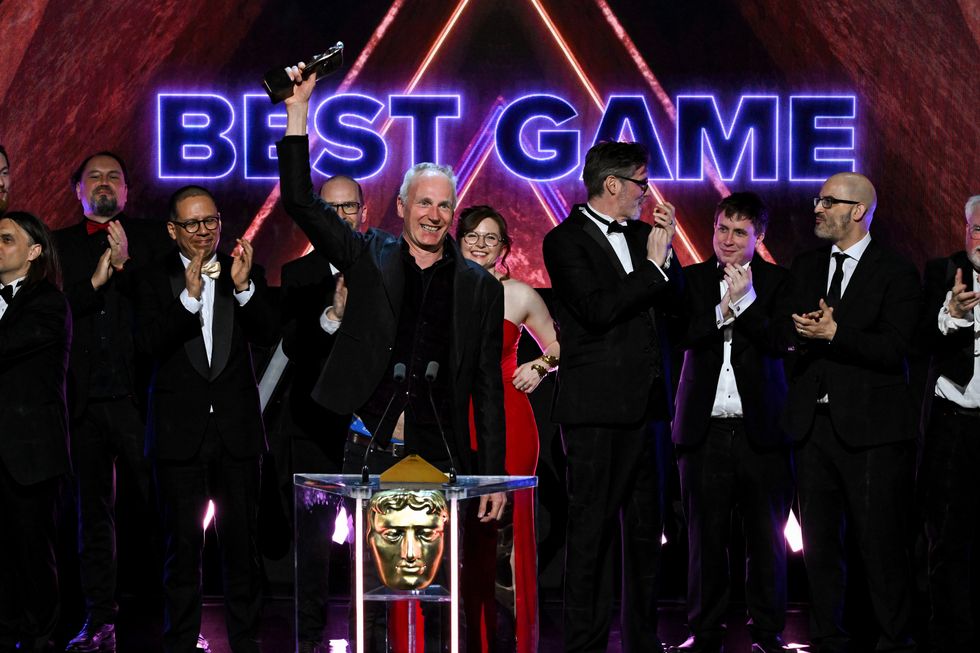 Swen Vincke nimmt den Preis für das beste Spiel entgegen, da Baldur's Gate 3 bei den Bafta Games Awards 2024 gewinnt