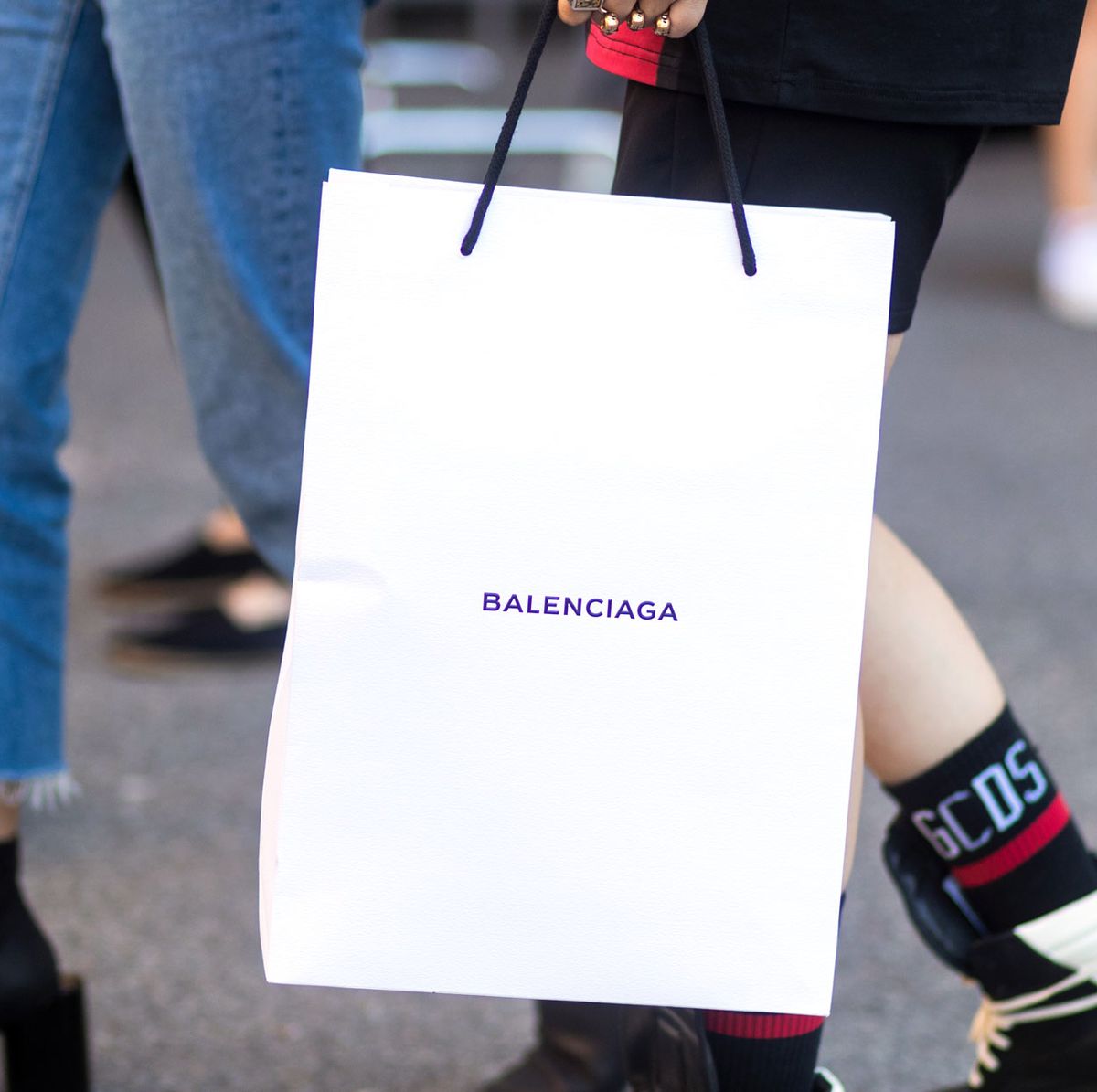 trompet To grader bombe Balenciaga Trolls the World With $1,100 Paper Bag Purse