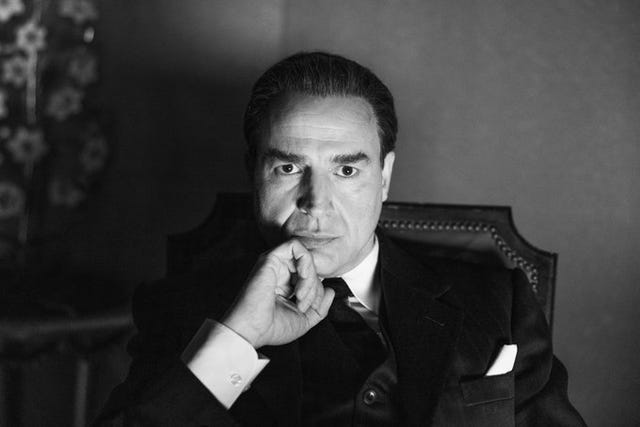 alberto san juan, caracterizado como cristóbal balenciaga