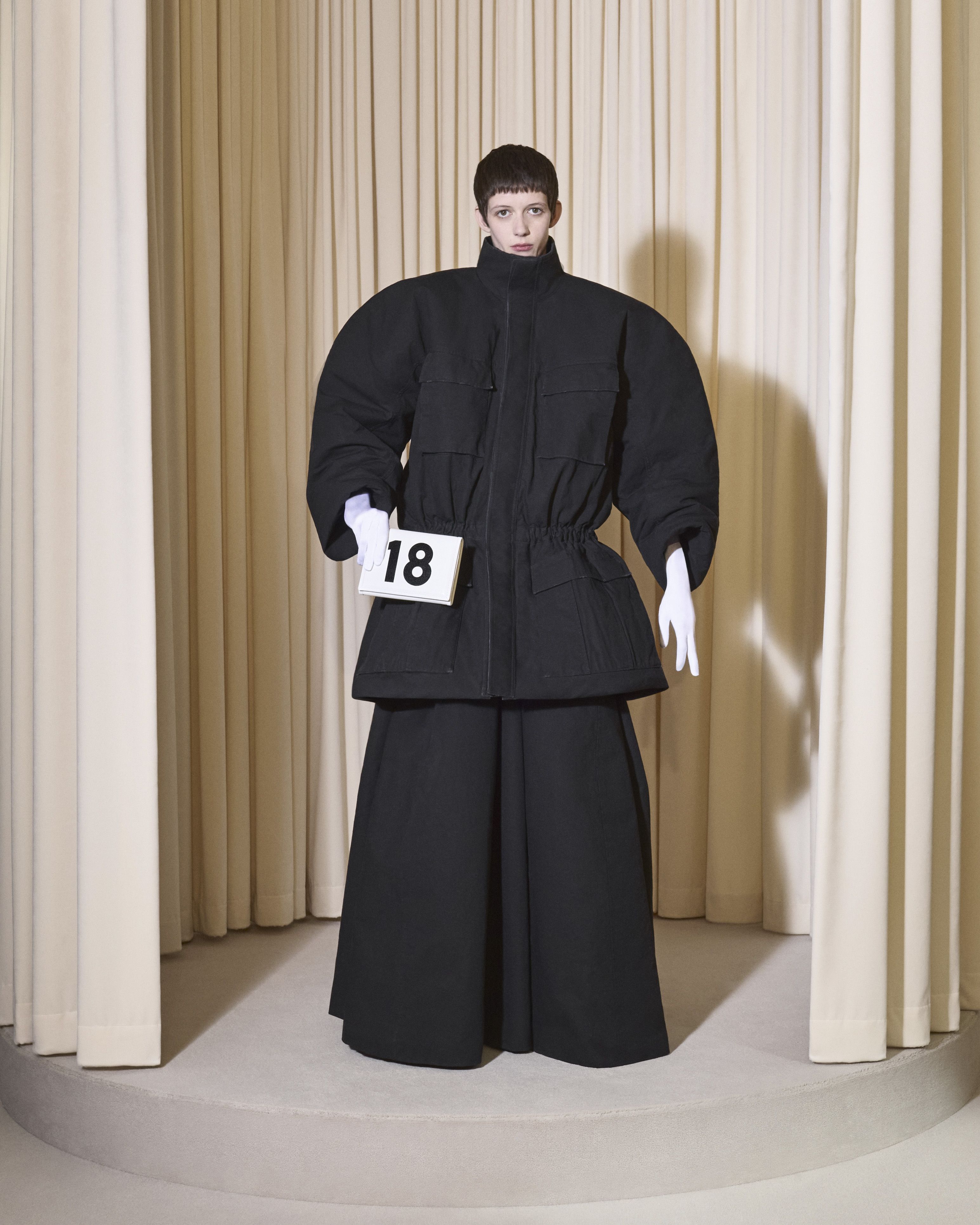 バレンシアガ（BALENCIAGA）2024-25秋冬オートクチュール