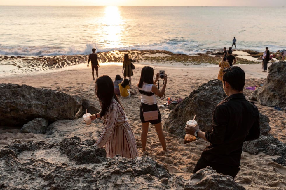 Bezoekers nemen vaak eten en drinken mee als ze op het strand Tegal Wangi naar de zonsondergang gaan kijken Ze laten hun afval daar meestal achter