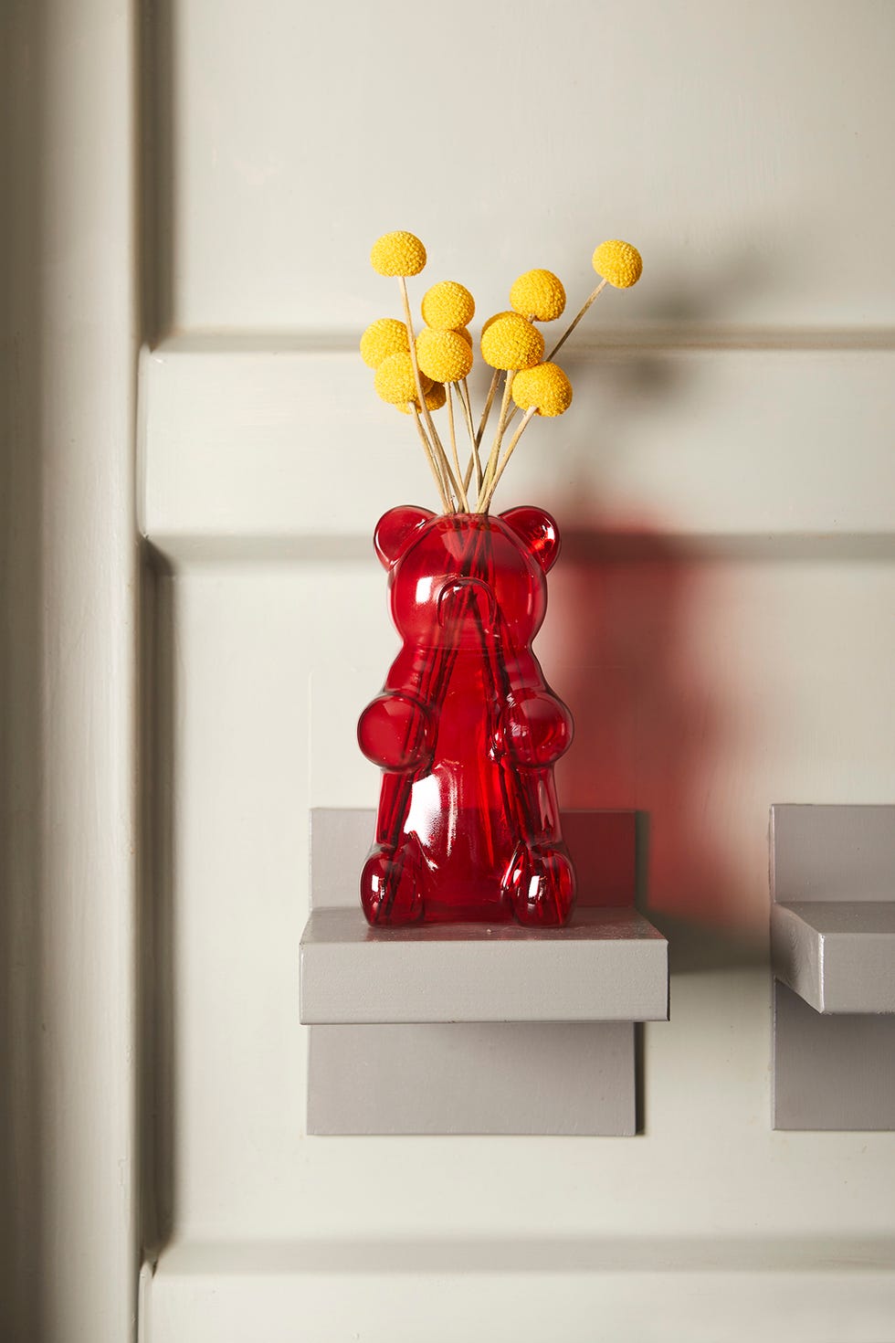la teoría del rojo inesperado en la decoración puede estar en detalles como el jarrón yummy bear, de balvi