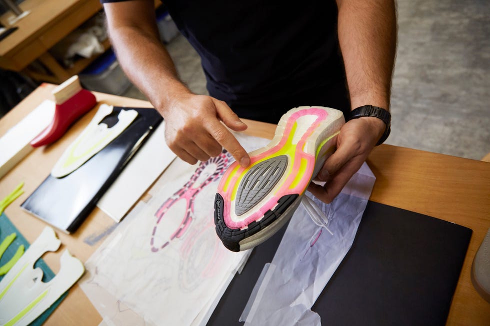 imagen del diseño de la suela de las zapatillas adidas ultraboost 21