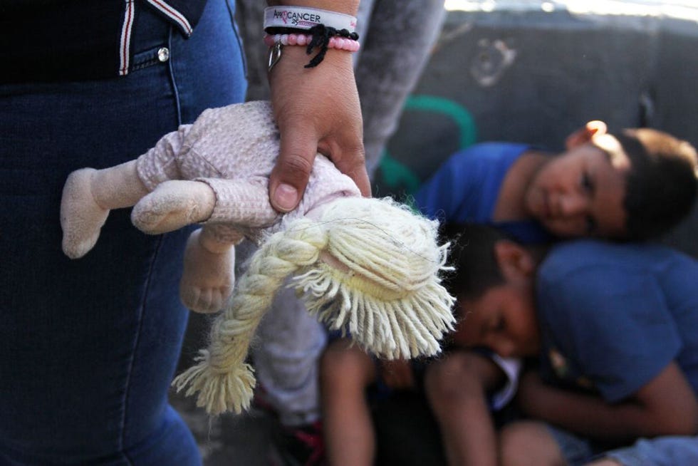 Bambini messicani migranti bambola