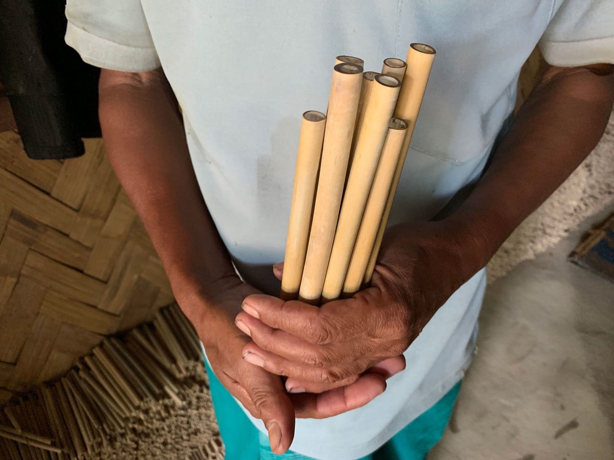 In het uiterste noordoosten van India laat Robin Naiding dorpshoofd van het gehucht Baga Dima in de deelstaat Assam het product van zijn nijverheid zien drinkrietjes van bamboe Hij hoopt dat deze herbruikbare en bioafbreekbare rietjes hun verwanten van plastic gaan vervangen want plastic verpest de gezondheid van mensen