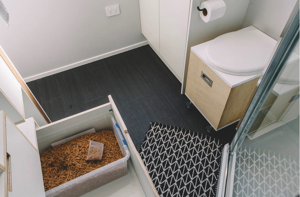 casa móvil tawharau para millennials de build tiny, con espacio para comedero de mascotas