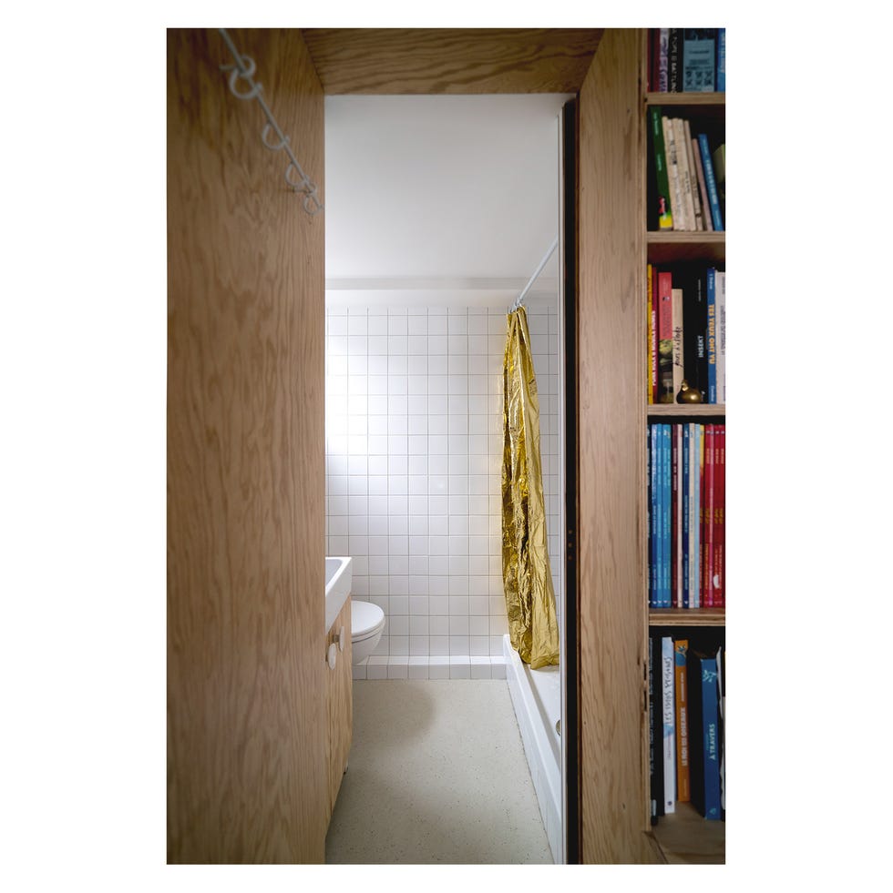 estudio 24m2 en parís de biloba architecture, con estructura de madera modular con baño