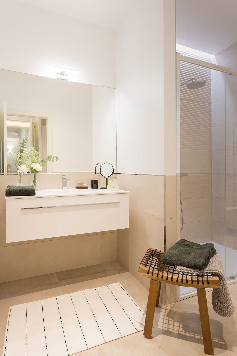 baño con mueble blanco volado