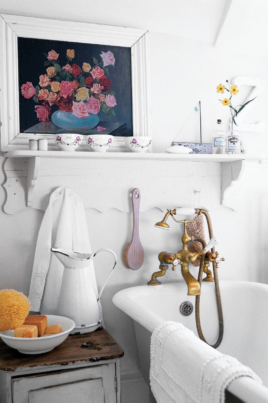 un baño rústico en blanco con detalles vintage