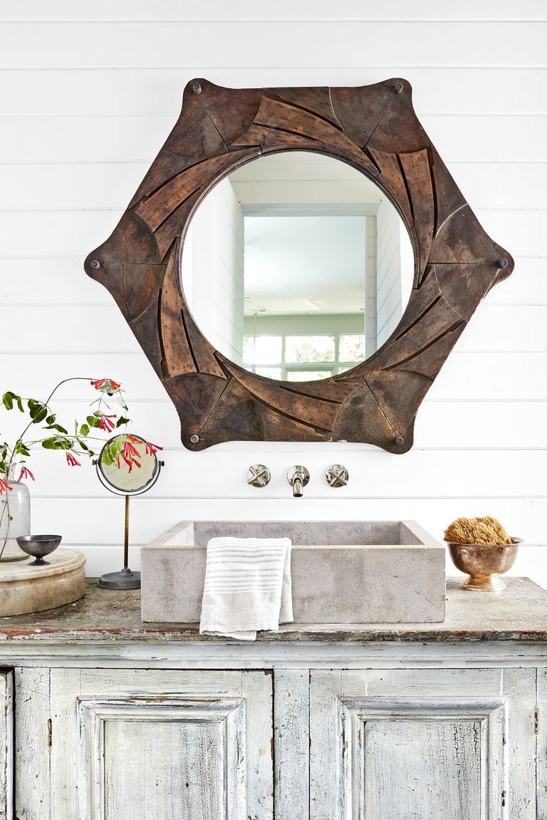 un baño en estilo rústico que mezcla madera con una pileta de piedra