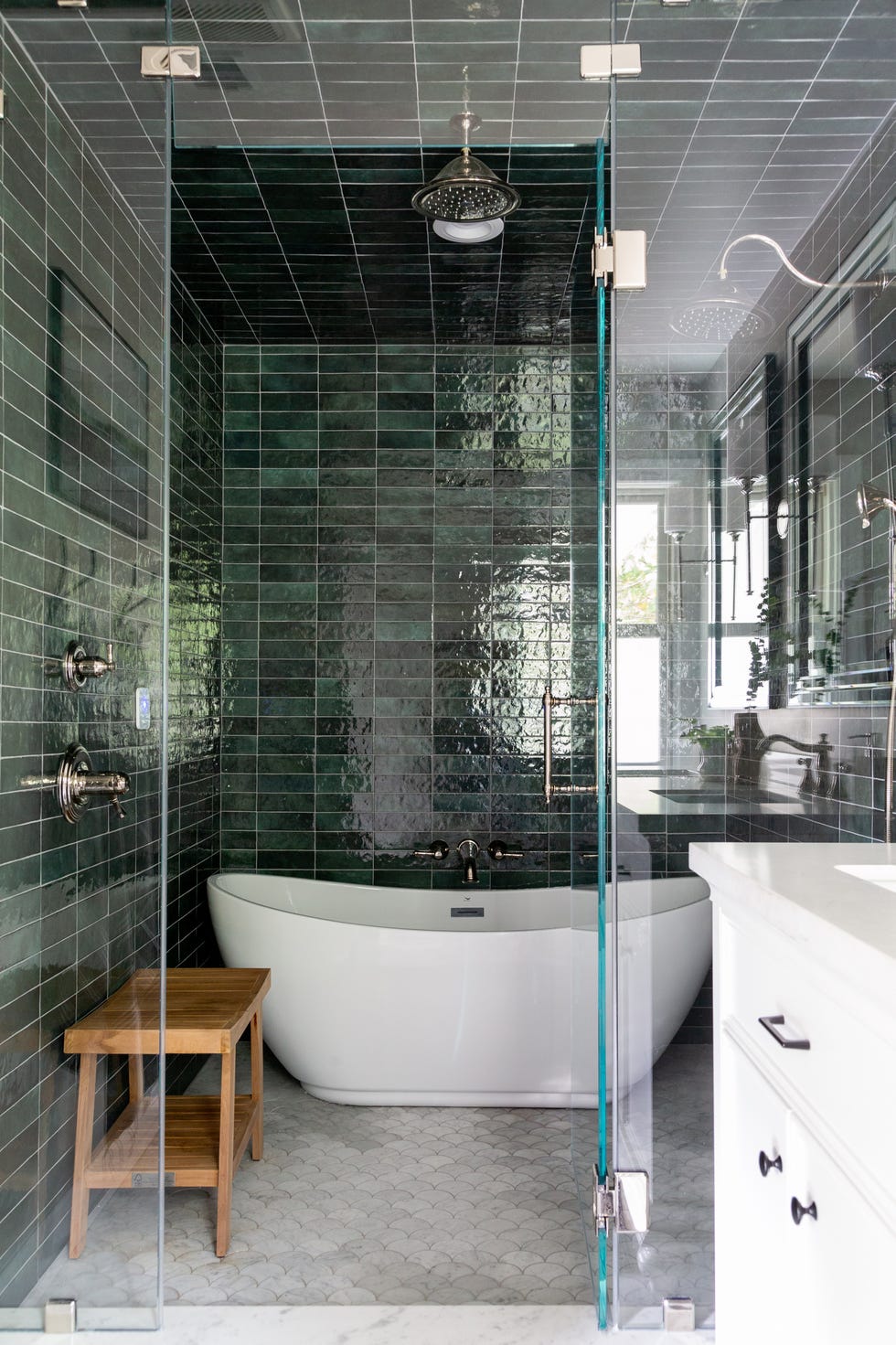 baño glamuroso, en tonos verdes, tendencia deco en 2022 según houzz