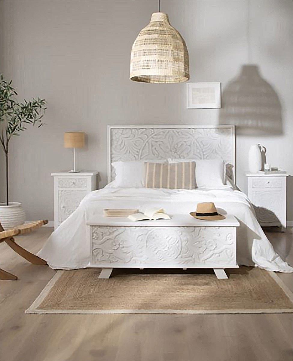 un dormitorio blanco en estilo art noveau