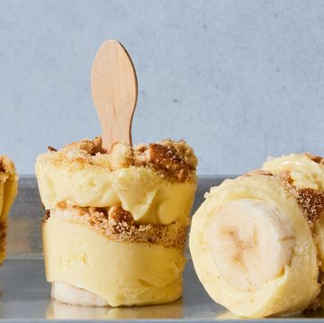 banana pudding pops with sprinkled graham cracker crumbs