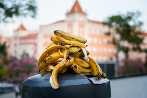 bananen op een uitpuilende prullenbak bij een hardloopwedstrijd