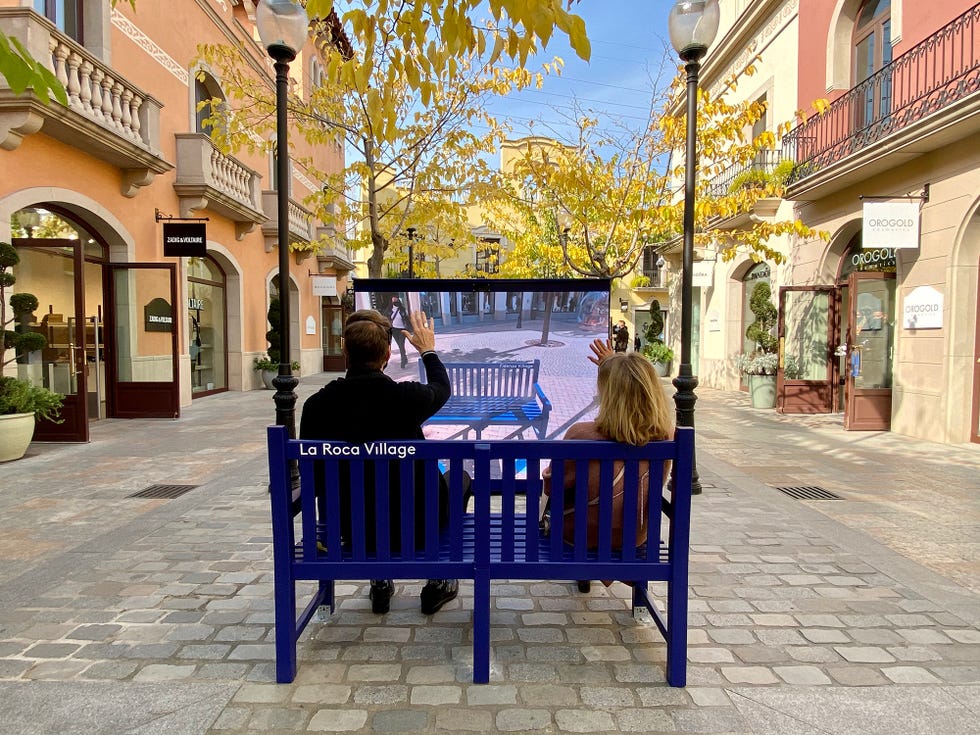 un banco para ver el mundo la roca village las rozas village