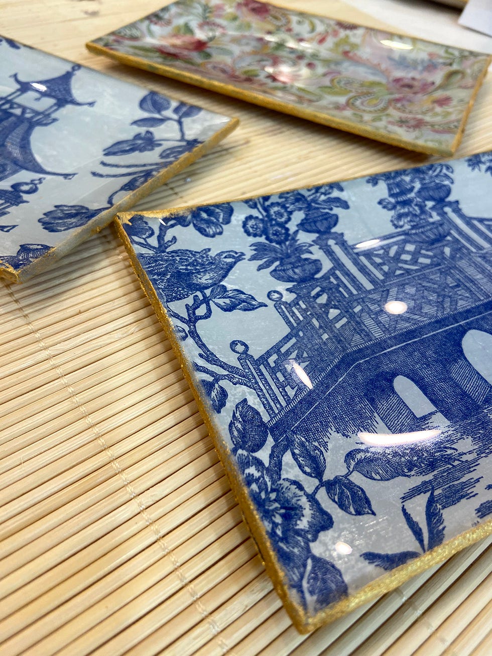 cmo hacer una bandeja de cristal en estilo vintage con una manualidad diy con la tcnica decoupage