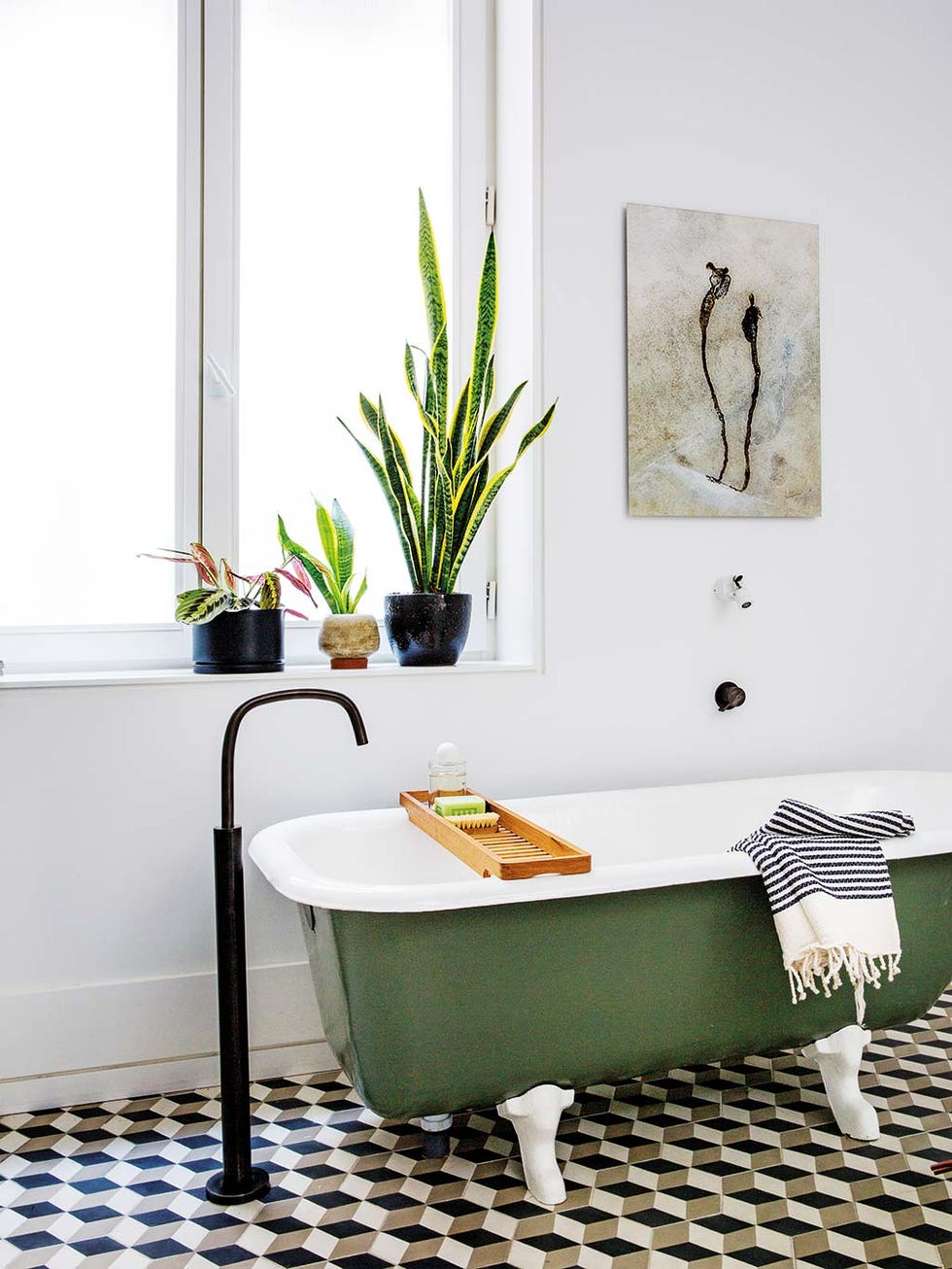 Cuarto de baño moderno y vintage: Bañera exenta color verde