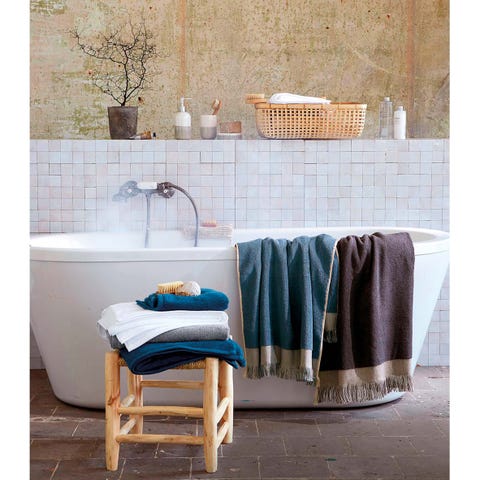Baño con bañera exenta blanco y toallas de colores Baño con bañera exenta blanco y toallas de colores