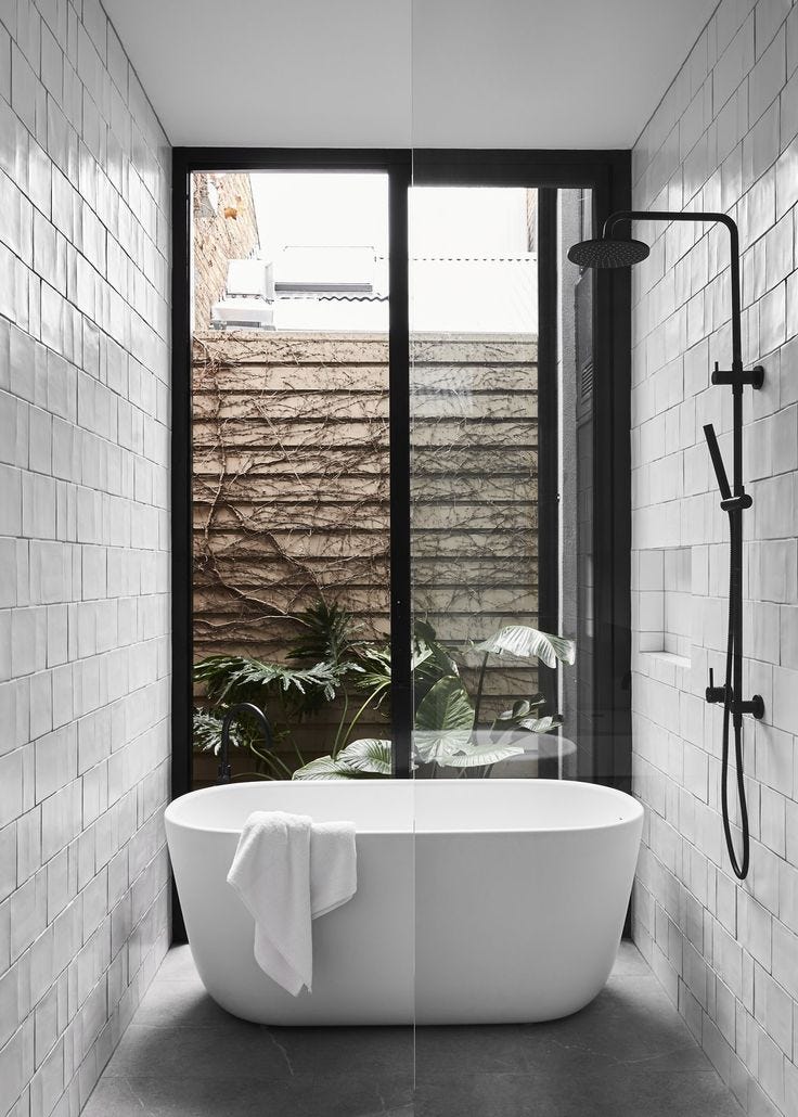 Bañera blanca de estilo minimalista