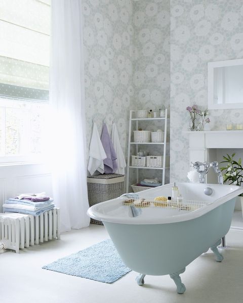 bañera exenta en cuarto de baño en tonos pastel