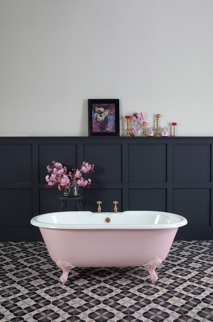 Bañera con patas de color rosa empolvado mate