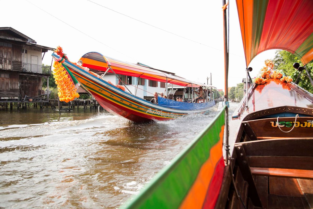 Kleurrijke boten varen op de rivier de Menam Chao Phraya in Bangkok Enkele van de mooiste oude wijken en tradities van Bangkok lopen het gevaar ten prooi te vallen aan ambitieuze projectontwikkelingen