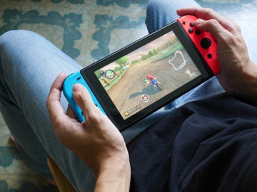 someone playing mario kart 8 deluxe on nintendo switch