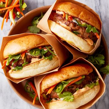 turkey burger topped with banh mi toppings like pickled carrots, jalapenos, and sriracha mayo