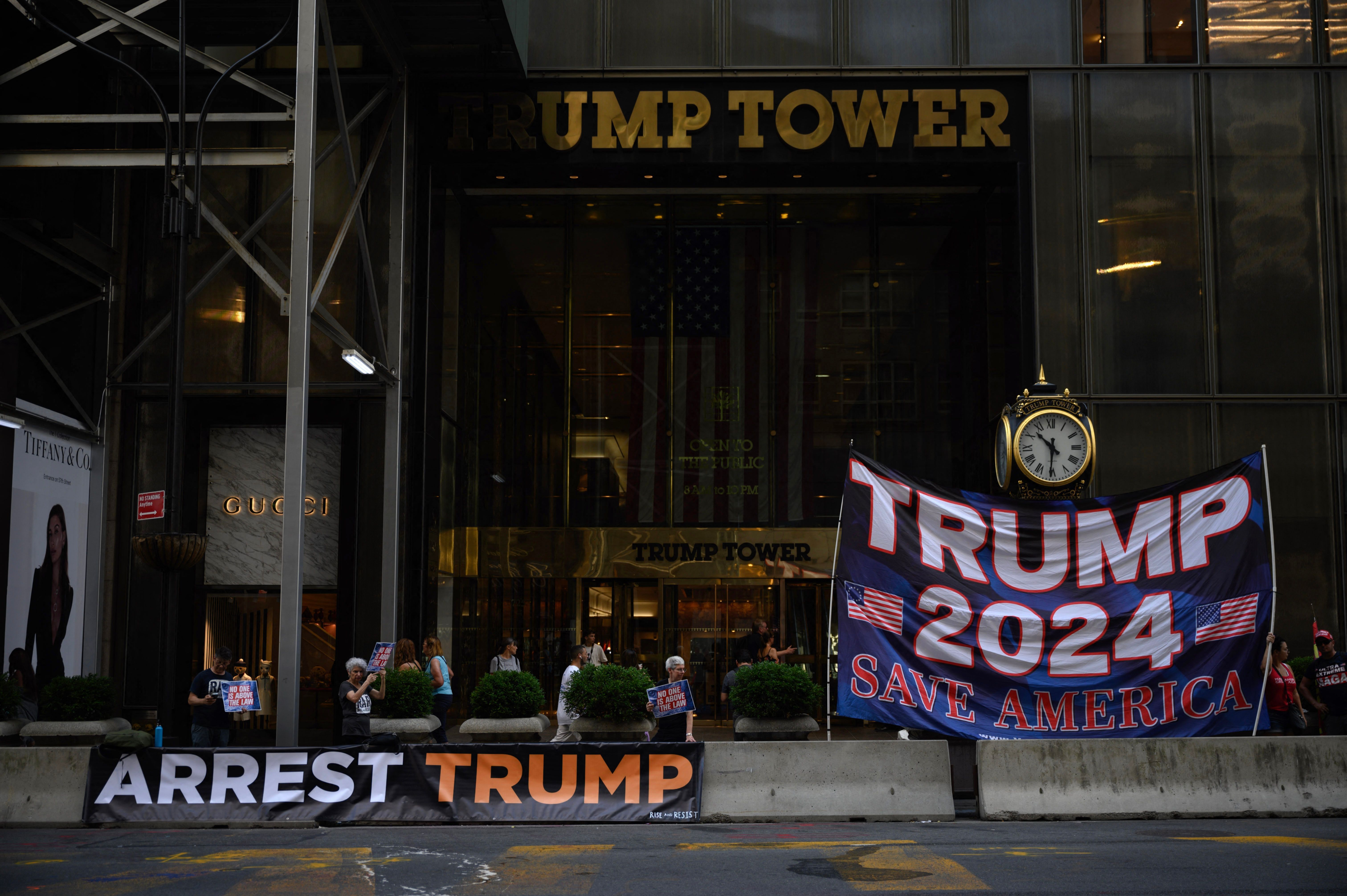 FBI Investigation Has Thrown Trump S Bid To Retake The Presidency Into   Banners Reading Arrest Trump And Trump 2024 Are Displayed News Photo 1661979087 