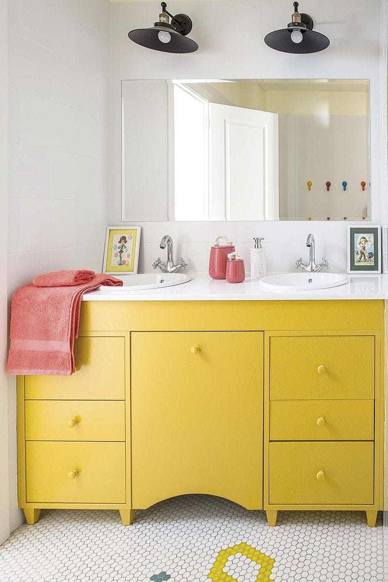 Baño de color amarillo