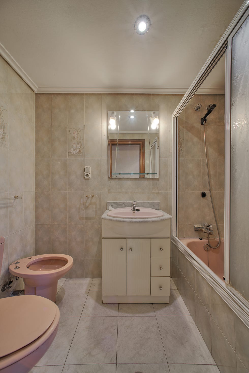 baño con bañera anticuado antes de la reforma