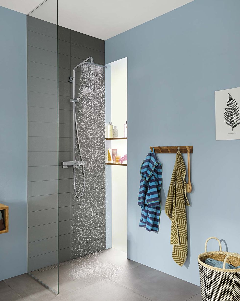 baño moderno azul con ducha y mampara de cristal