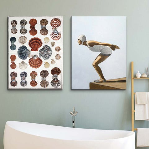 baño moderno con bañera exenta y cuadros