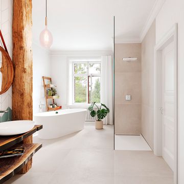 baño moderno con bañera exenta y detalles de madera