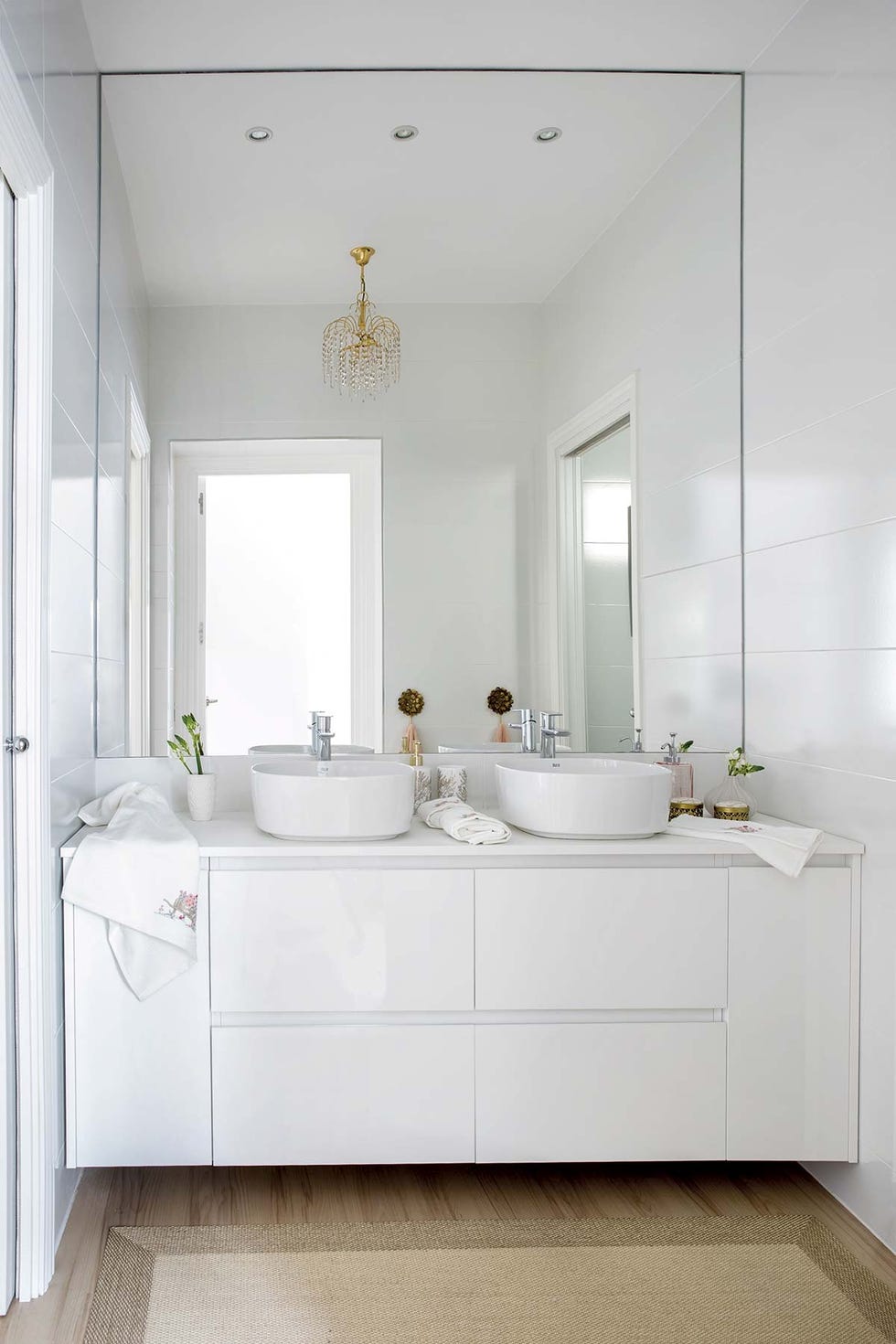 Baño blanco con almacenaje