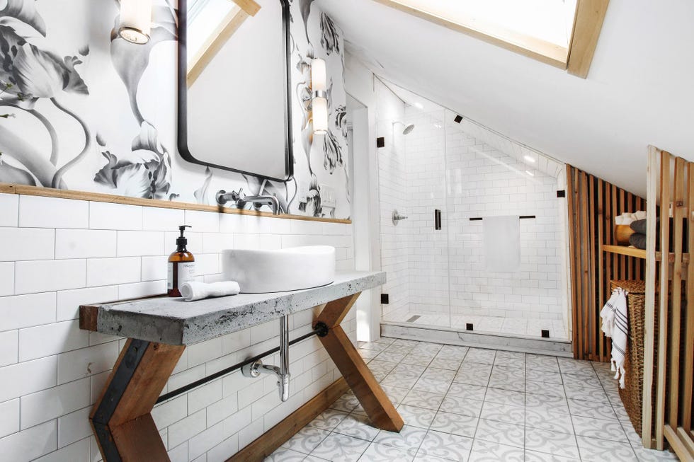 baño con ducha, azulejos tipo metro blancos y papel pintado floral