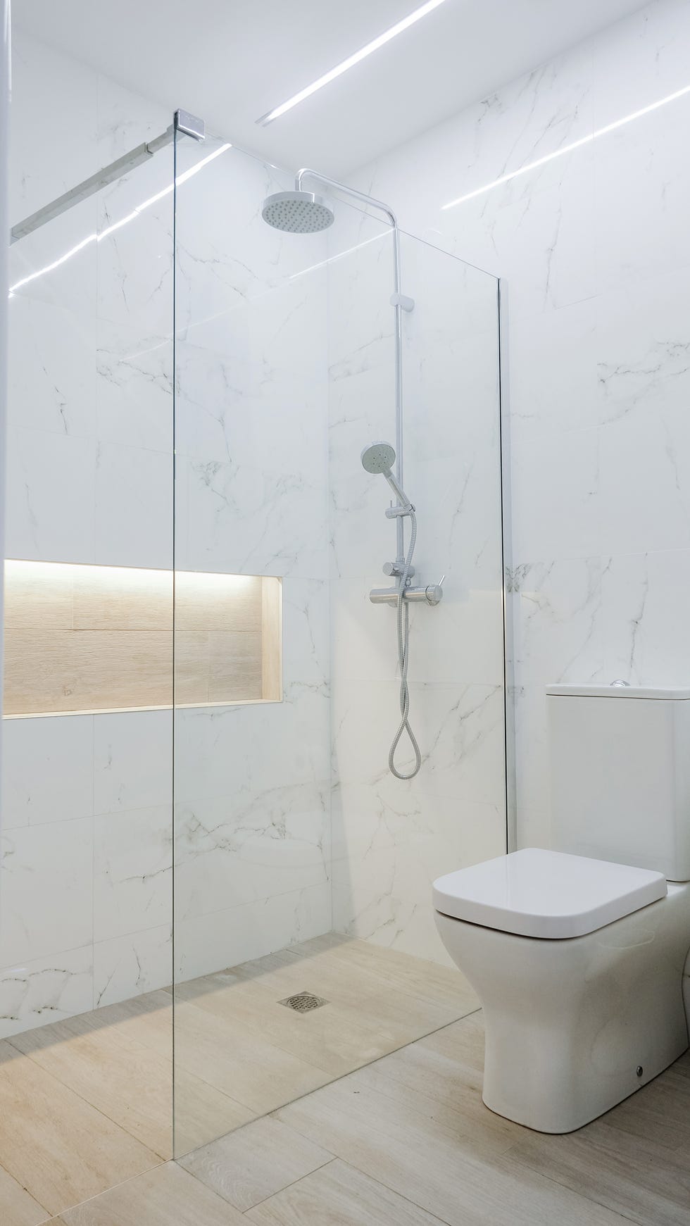 ducha con hornacina y revestimientos de mármol