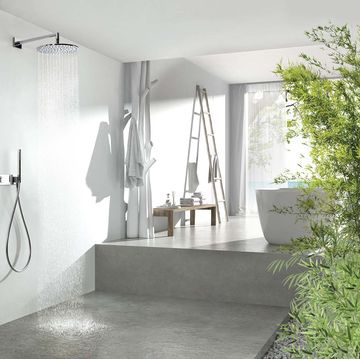 baño amplio y moderno en blanco y cemento con ducha termostática