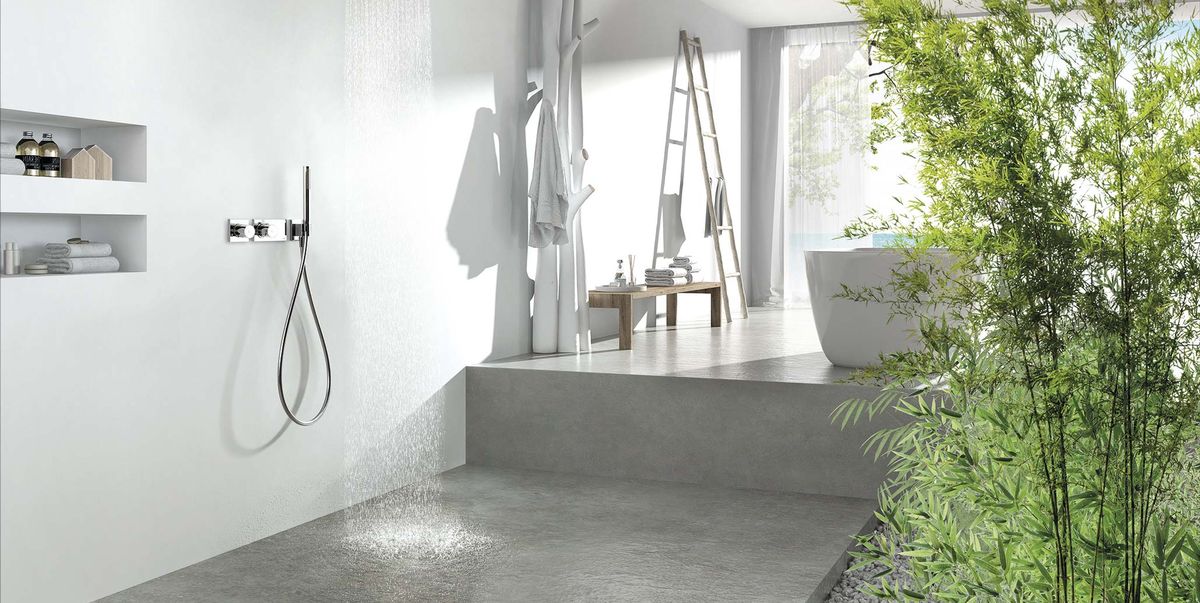 baño amplio y moderno en blanco y cemento con ducha termostática