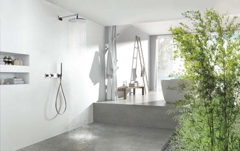 baño amplio y moderno en blanco y cemento con ducha termostática