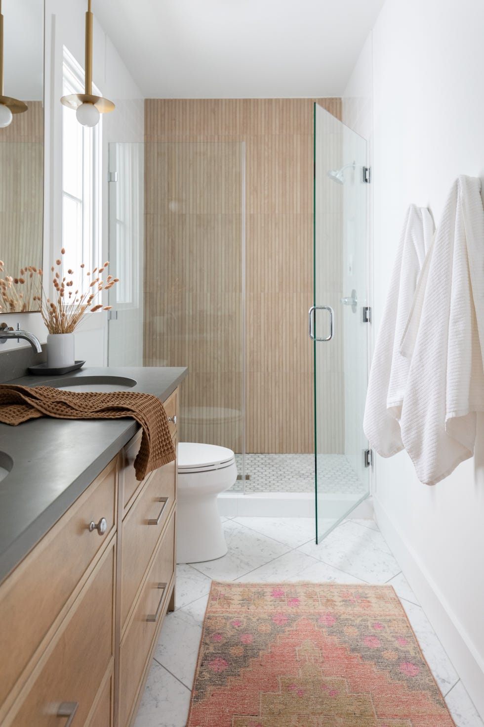 baño con ducha, revestimientos efecto madera y mueble de madera estilo vintage