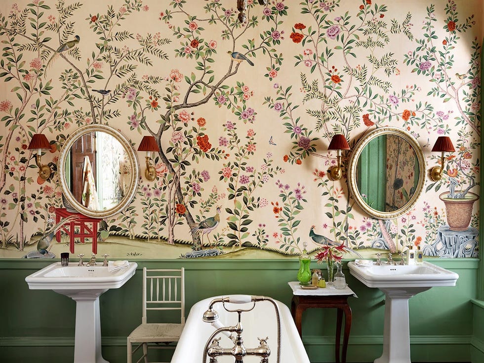 baño con papel pintado estilo chinoiserie
