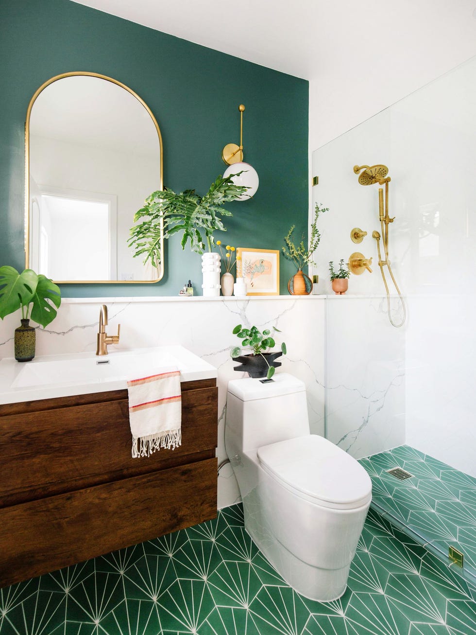 cuarto de baño en mármol, verde y dorado