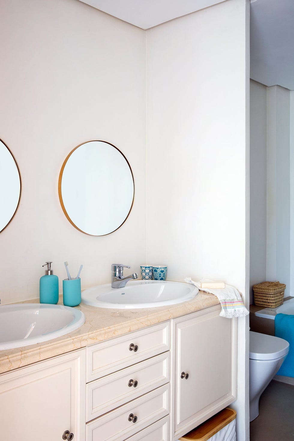 baño con dos lavabos y mueble