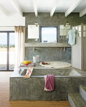 baño elevado en altura revestido de cemento