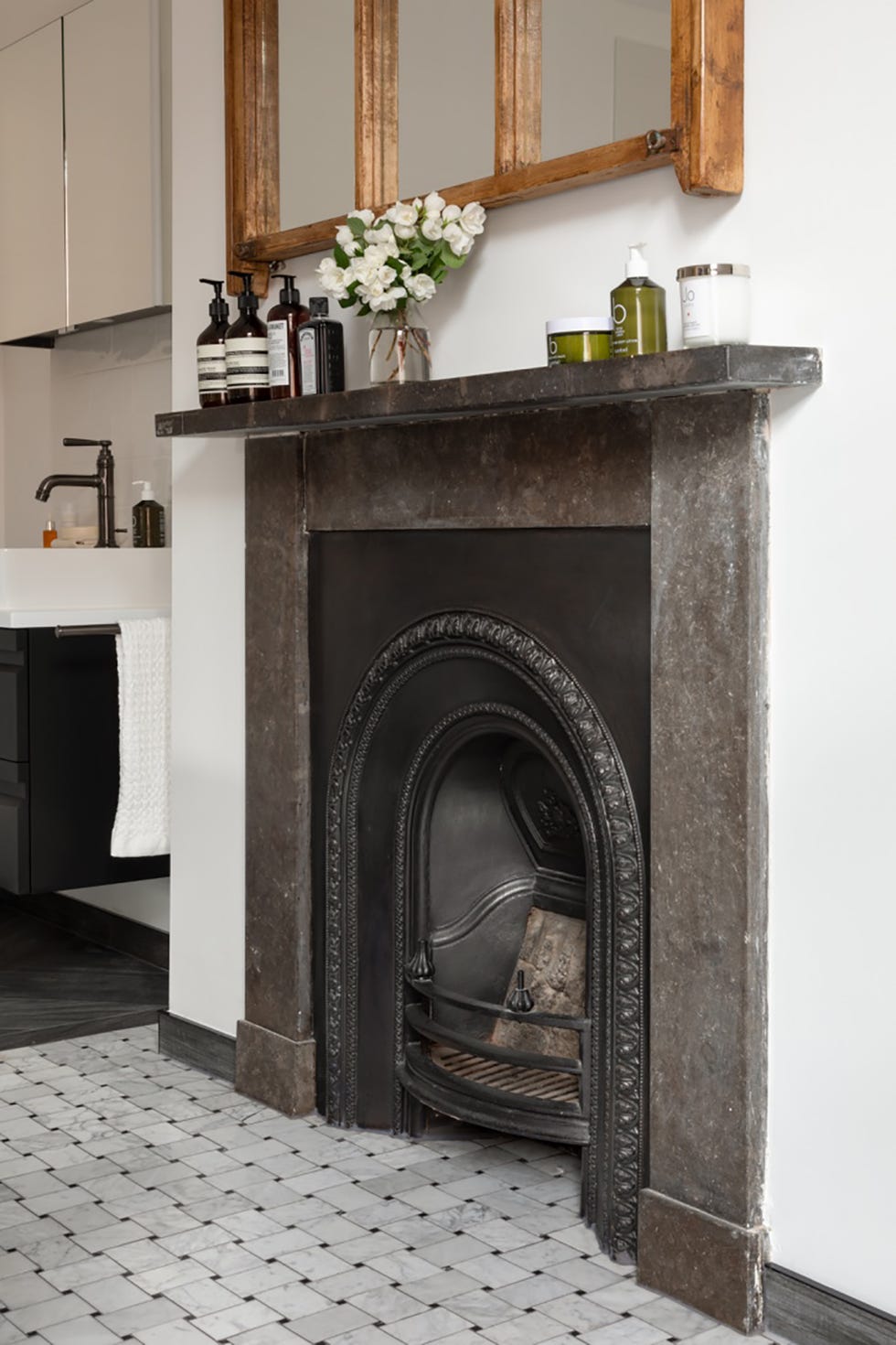 chimenea de piedra de estilo clásico en el baño