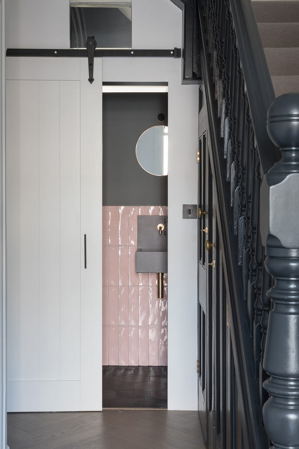 aseo de estilo industrial con puerta estilo granero