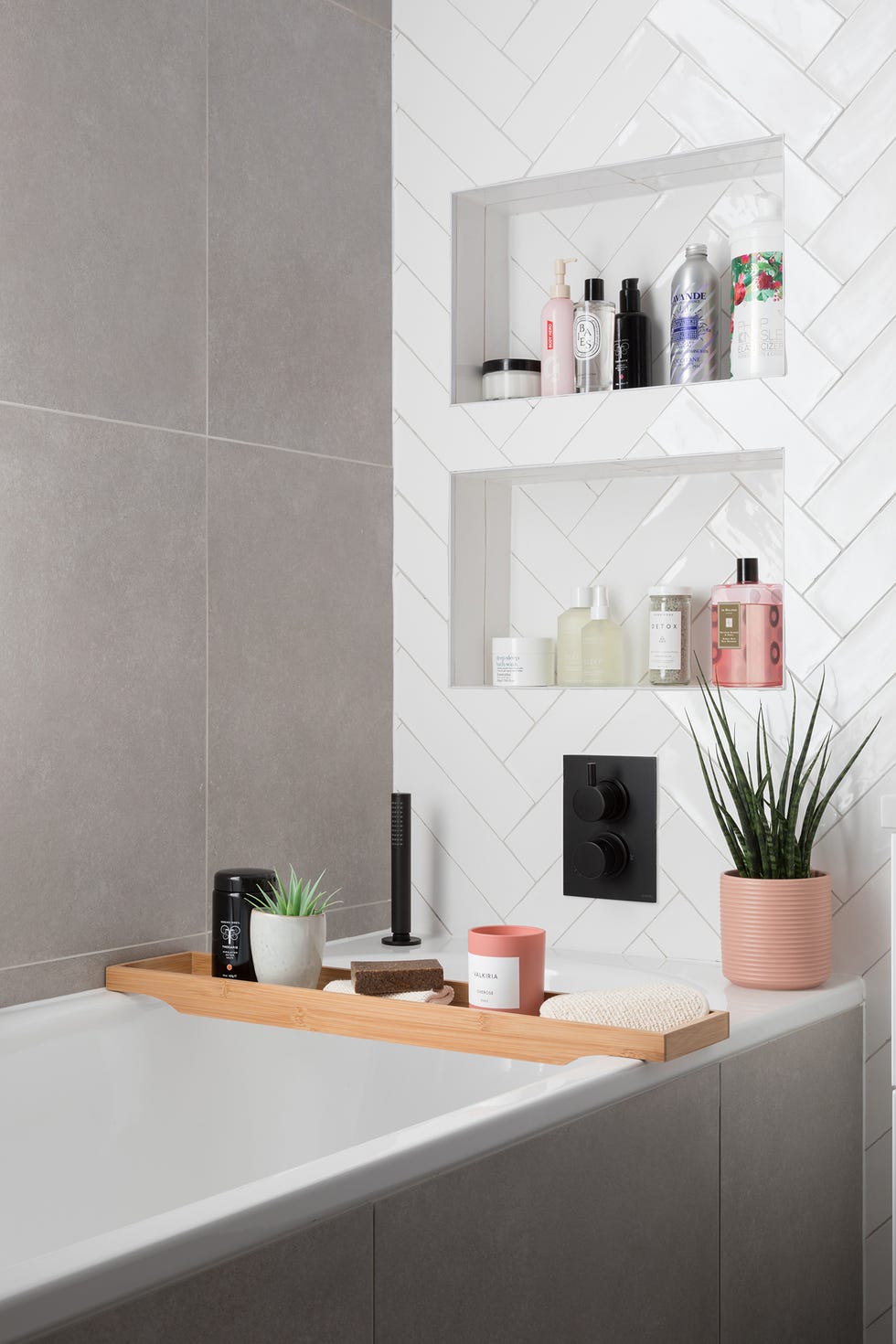 bañera revestida con efecto cemento y dos hornacinas en la pared