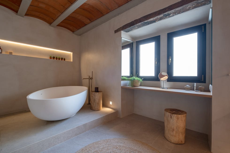 baño de estilo mediterráneo con bóveda catalana