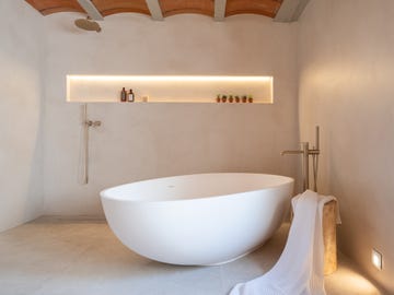 baño húmedo de estilo mediterráneo con bóveda catalana